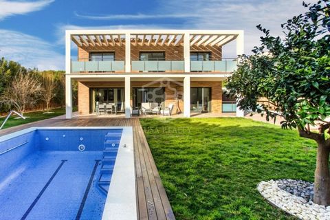 Completely renovated villa just 100 m from the beach in Gava Mar, 22 km from Barcelona. Comfortable location close to the shops, international schools, Barcelona airport. Gava Mar is an area of great prestige and a perfect option for permanent reside...