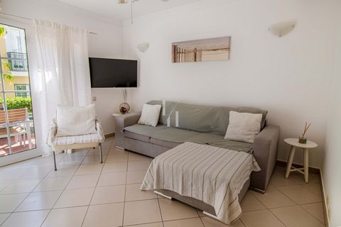 Located in Loulé. Cozy ground floor 2-bedroom apartment with a private balcony. Access to the swimming pool for relaxation. Air conditioning in the living room, equipped kitchen, one bathroom with shower, and two bedrooms with single beds. Free parki...