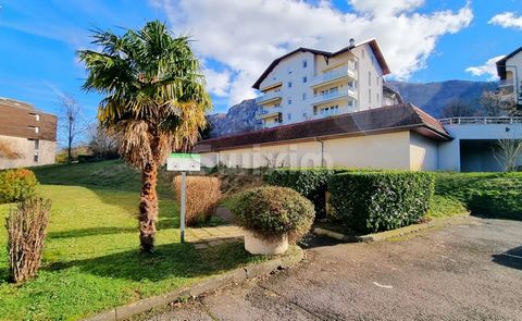 Ref 1785GRMHT: Just 300m from the amenities and shops of the town center and 3 minutes from Croix de Rozon customs, this location is ideal, at the foot of the Salève, a stone's throw from a park. Duplex and top floor of a residence, this T3 of approx...