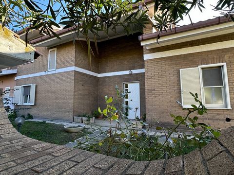 Élégante villa jumelée à vendre à Tarquinia, située dans le quartier résidentiel 