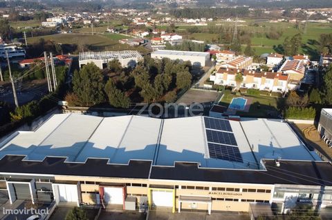 Identificação do imóvel: ZMPT563770 Estrategicamente localizado em Lijó, Barcelos, este pavilhão apresenta uma área do terreno integrante de 460m2 e uma área bruta privativa de 1010m2. Características Destacadas: - Painéis fotovoltaicos para produção...