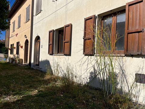 In Collecurti, a mountain village in the municipality of Serravalle di Chienti, we offer for sale a delightful ground floor apartment, recently renovated and never inhabited. The house consists of a large living room with fireplace and kitchenette, t...