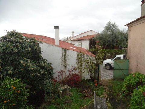House to restore with garden consisting of ground floor and first floor. On the ground floor there is a large room that served as a cellar, an excellent space to renovate and make a living room. Access to the 1st floor is via an interior staircase, w...