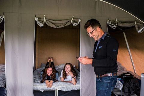 Cette belle tente lodge indépendante est située dans le magnifique parc de vacances très vert Camping Begur, à 2,5 km à peine de la plage de la Costa Brava (Platja Fonda). Le centre de Begur est également à 2,5 km. La tente lodge est confortable, cos...