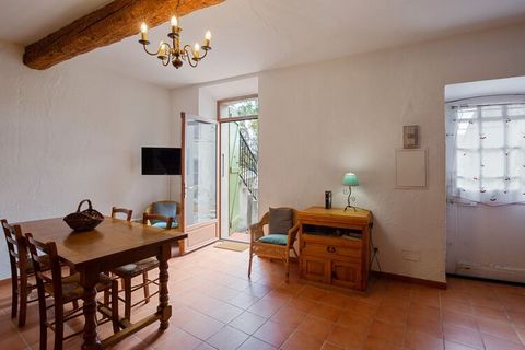 Ten komfortowy dom wakacyjny w Tautavel oferuje bardzo ciche i urocze mieszkanie, pół godziny od plaż Barcarès lub Canet-en-Roussillon, 30 minut od Perpignan i 1 godzinę od Narbonne. Zbudowany na dwóch piętrach, ten uroczy domek z kuchnią, salonem na...