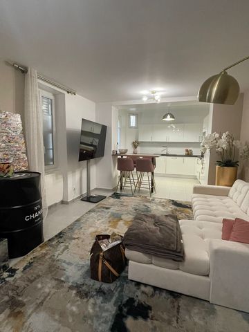 Nice 3 floor house entirely for you. 9 minutes drive from Champs Élysée. Levallois is one of the safest neighbourhoods in Paris. You have plans of restaurants and nice shops in the corner. The home is NEW. You can find everything in the house for lon...