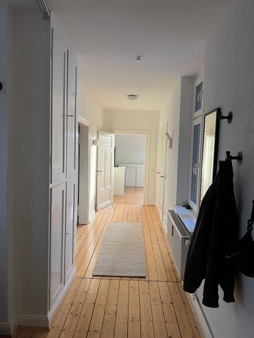 Hello! The flat with an old floorboard is on the 4rd floor. The stated rent includes all costs for the tenant, as the internet and electricity contract will run through the owner. Equipment: - nice floorboards - Old building - high rooms - new furnit...