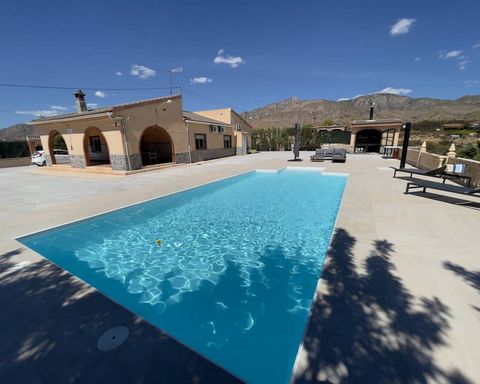 We are delighted to bring this lovely 4 Bedroom Detached property for sale in Albatera which has fantastic views of the Albatera mountains over the surrounding towns. This 4 Bedroom large Detached property has all the furniture included in the price....