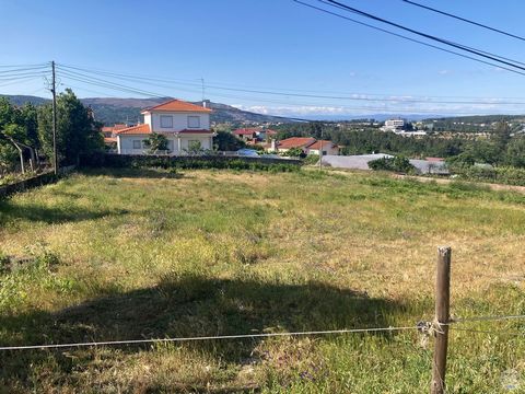 If you are looking for a place to build your dream home, do not miss this opportunity! We have for you an excellent plot with 1522 M2, with unobstructed views of nature. The land is in a quiet area, but close to everything you need, just 5 minutes fr...