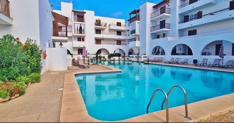 For sale cosy first floor flat with lift. The flat has two double bedrooms, two bathrooms, living room and spectacular terrace, very comfortable to enjoy Mediterranean breakfasts, lunches or warm dinners. The community has a large swimming pool for a...