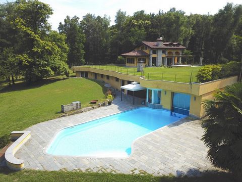 In Agrate Conturbia in the Piedmont countryside, villa for sale with swimming pool, near the Ticino Valley Nature Reserve and the Novara hills. This beautiful villa with annex is located in an elegant and quiet residential area, near Lake Maggiore an...