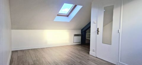 Charming T2 on the top floor under the roof with velux offering a lot of lights particularly well located 2 steps from the station of pontoise (RER C, SNCF and BUS) of 15 m2 in carrez but 35 m2 on the ground including an entrance to living room with ...