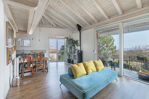 Uroczy apartament na najwyższym piętrze z częściowym widokiem na jezioro w Lonato del Garda. Położony w cichej dzielnicy mieszkalnej, w małej rezydencji z basenem, to mieszkanie składa się z następujących elementów: zagospodarowane na pierwszym piętr...