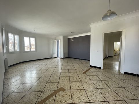 For sale, in Canohes in a small condominium on the 1st floor of a detached villa of traditional construction built on a plot of 646 m2, come and discover this beautiful apartment located in a quiet area close to the city center close to schools and s...