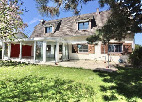 WRB Conseil immobilier is pleased to present this beautiful house of 169 m2 built on a plot of 875 m2. Located in a quiet and sought-after area, less than 10 minutes walk from shops and transport, this pretty detached house will seduce you with its v...