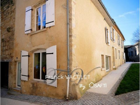 In the heart of La Réole, city of Art and History, close to shops and schools, discover this duplex town house, in the heart of a district in full restructuring, revitalizing the sector and increasing the value of the property. good. This house consi...