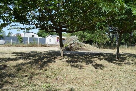 RARE IN THE TOWN - VIAS PLAGE, plot of 444m2 located by the sea in an area to be urbanized (waiting for networks). Quiet and privileged environment. Unserviced plot.