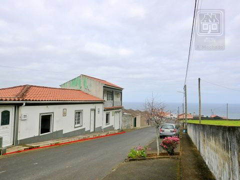 Haus zum Verkauf, bestehend aus 3 Etagen, zwei davon über Straßenniveau und eine unter Straßenniveau. Das Hotel liegt in einer ruhigen Gegend, in der Gemeinde Maia, Gemeinde Ribeira Grande, Insel São Miguel, mit Blick auf das Meer (vom Balkon vor der...