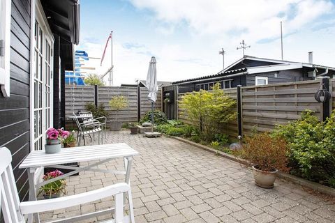In Karrebæksminde you will find this small, charming log house renovated in 2015. The cottage is furnished with an open kitchen and living room with notch with 160 cm wide double bed. TV can be connected to your own equipment. There is a separate dou...
