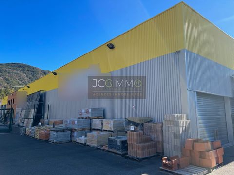 RARE FOR SALE! Building for professional use comprising two levels, on a plot of 2 hectares, located in a commercial area between Théus and Remollon.   - On the ground floor, a store consisting of a covered sales area of 1800m2, an outdoor sales area...