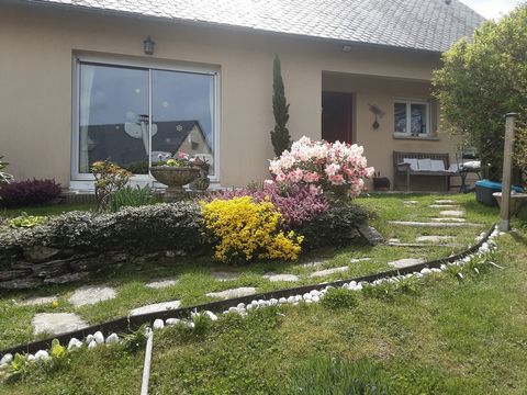 RIEUPEYROUX, large 5/6 type house of 150m2 of living space, built in 2000 on beautiful wooded land of 900m2 including a basement with two garages (motorized gates), a boiler room and a fitted room. Upstairs there is an entrance hall leading to a livi...