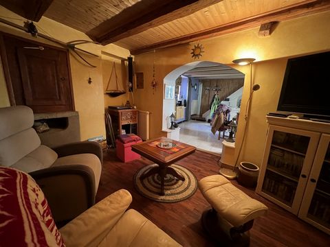 NG IMMO GAILLARD Semi-detached house from the 1700s with its charm and atypical side, located in a quiet cul-de-sac, 5 minutes from the customs. It is composed on the ground floor of a kitchen open to the dining room serving the lounge area and a sho...