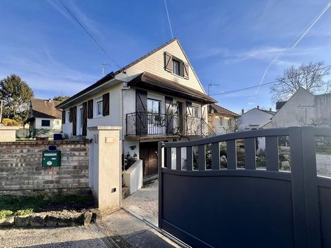 We offer you this property in OCCUPIED LIFE with the right of use and habitation for life for the benefit of a 73-year-old woman. Ideally located in Montigny sur Loing, a village of character, in a quiet environment, a few minutes walk, shops, the tr...