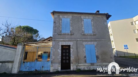 Ideally located in the city center, 5 minutes walk from Place Francois 1er and the train station, townhouse to customize with an entrance with cupboard, a large fitted kitchen, a main room and a bedroom with toilet and sink on the ground floor. Upsta...