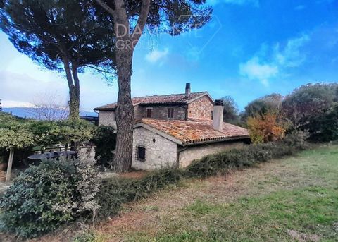MONTE CASTELLO DI VIBIO (PG): Stone villa of about 200 sqm on two levels with one hectare of land and well, composed as follows: - Ground floor: kitchen, dining room with wood oven, dining room, study with fireplace, living room with fireplace, bathr...