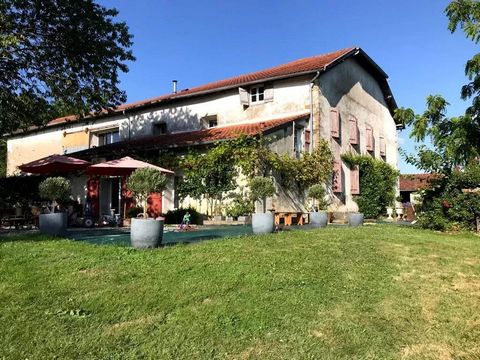 Recently renovated with taste, this beautiful Basque building offers 441m2 of living space with fantastic potential to create even more habitable areas. The rooms are spacious and bright. The property is located in a calm and peaceful between Saint-P...