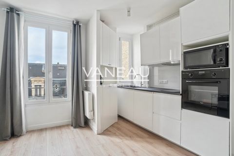 Escudier sector, in an old building, on the 3rd floor, apartment of 23.29m² Carrez composed of a fitted and equipped kitchen open to the main room, an office or bedroom space and a bathroom with toilet including a window. Perfect condition, quiet and...