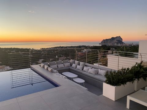 This stunning South-East facing 5 bedrooms, 6 bathroom villa is situated in the prestigious residential area of ​​Racò de Galeno, just 1,500 meters from the sea, this property offers extraordinary views of the sea and the Peñón de Ifach, a symbol of ...