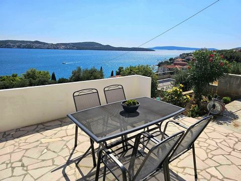 Beautiful house in an excellent location 100 m from the sea in the picturesque town of Seget Donji, near Trogir. The living area of ​​the house is 417 m2, elegantly arranged on two floors. It consists of three residential units. On the ground floor, ...