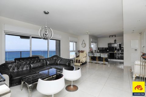 In the south area of Netanya, NAT-600, a beautiful 4 bedroom apt. large living space with a wonderful size balcony. amazing sea view,  in a pampering building with  s. pool and gym. underground parking and privat storage. 5 mints. walking distance to...