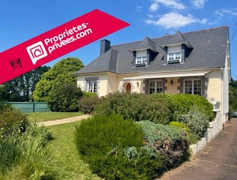 NEW & RARE ON THE MARKET! Vanessa VENTROUX offers: Not far from the town centre of Guipry-Messac Only 5 minutes from the train station, 4 minutes from the Rennes Redon 4-track access, 20 minutes from the Redon entrance and 20 minutes from the Rennes ...