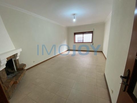 2 bedroom flat in Fânzeres. Located within walking distance of downtown Rio Tinto and Gondomar, this property offers convenient proximity to metro stations, public transport, hypermarkets, pharmacies, cafes, restaurants, and gas stations. Apartment F...