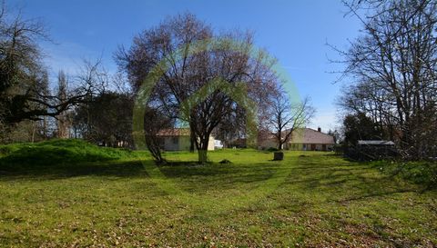 Serviced land of about 1200 m², quiet in a residential area. The city centre and its shops are in the immediate vicinity, Montauban 15 minutes or 18 km away, Toulouse airport 45 minutes away. To visit and assist you in your project, contact Laurent G...