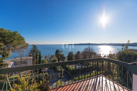 Charming semi-detached villa in Padenghe sul Garda, a perfect combination of elegance and the majesty of the lake landscape. This residence, developed on three levels, opens to breathtaking lake views from the living area and bedrooms. Each window is...