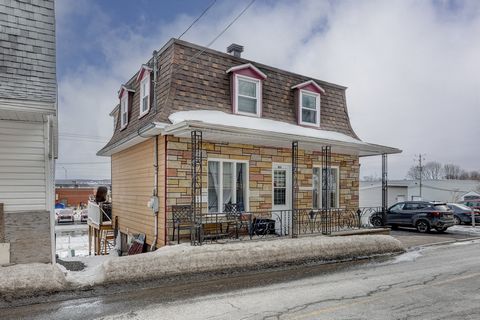 Property for sale in Sainte-Anne-de-Beaupré requiring some care and love to make it a welcoming space. Offering 3 bedrooms, a living room, a detached garage (16' x 23'), located close to all services. This is a unique opportunity for its future owner...
