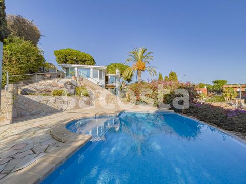 Discover this stunning house located in the prestigious area of La Montgoda in Lloret de Mar! With an area of 316 square meters built on a plot of 804 square meters, this magnificent property offers a luxury lifestyle just 100 meters from the beach. ...