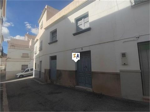 Dieses Stadthaus mit 3 Schlafzimmern liegt in Molvizar, einem traditionellen andalusischen Dorf mit rund 3.000 Einwohnern und weiß getünchten Häusern, in der Provinz Granada in Andalusien, Spanien. Molvizar ist von Bergen umgeben und doch nur eine ku...