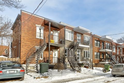 Charming semi-detached duplex, located in the sought-after area of Village-des-Rapides in LaSalle. Occupancy of the ground floor and basement as of June 1, 2024 Location: If we say that in real estate location is the most important criterion, with th...