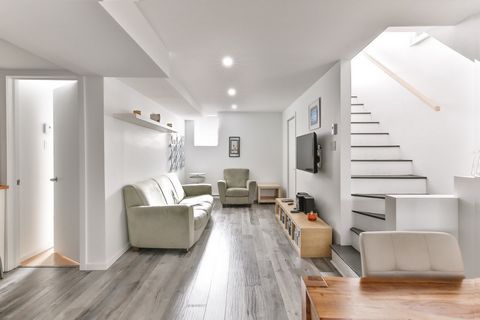 Contemporary and refined 2-bedroom condo located in NDG in a duplex completely renovated in 2018 and at a two-minute walk from the Villa Maria metro station as well as schools, daycares, health services, and local amenities. The strategic location of...