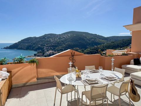 Exceptional apartment located in a luxury residence with caretaker, swimming pool, gym, close to amenities and the ports of Mandelieu and Theoule; 15 minutes from Cannes Croisette. The apartment enjoys breathtaking views on one level with a double li...