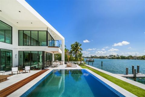 Indulge in opulent waterfront living in this brand-new construction home with a premier lot position on the wide bay in gated Biscayne Point. Enjoy the most sought-after Southern Exposure close to the tip of the island. Designed by Tamara Feldman, th...