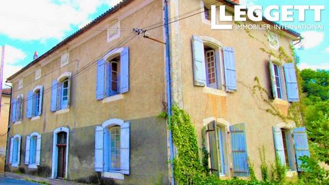A15142 - Large 18th century bourgeois house in Nontron with over 300m2 of living space including 1 entrance hall, 1 kitchen, 1 dining room, 2 lounges, 6 bedrooms and 3 bathrooms, very bright to renovate. Large attic of 150m2 and Cellars on 2 levels o...