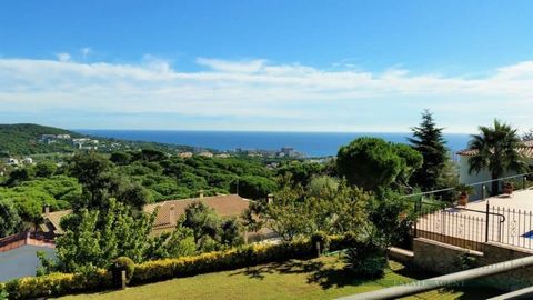Large house with swimming pool, garden and spectacular sea views. Close to the center of Playa de Aro. Ref: 0858. Built: 363 m². Plot: 901 m². Terraces: 80 m². House with large garage of 56m2, beautiful well-kept garden with swimming pool, several te...