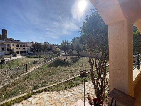 Great house in Garriguella, in the north of the Costa Brava Spain, 10km from the beaches of Rosas. Built on a completely fenced 838 square meter plot. The house has a constructed area of 253 square meters, and consists of 7 double bedrooms, 3 bathroo...