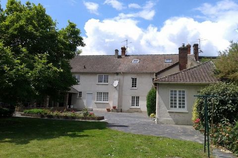 45mn Roissy CDG, 14kms Villers Cotterêts, large old house full of charm with entrance, fitted kitchen, double living room with fireplace, bathroom and shower, 2 toilets, living room fireplace, upstairs with laundry room, 5 bedrooms, bathroom, convert...
