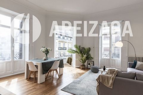 Areizaga Real Estate exclusive property. Magnificent stately residence with a bay window on the third floor, located on the corner of the pedestrian street Getaria and belonging to a building with representative entrances, being one of the most elega...